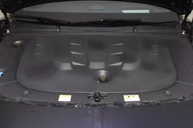 Về sức mạnh, chiếc xe Voyah Passion PHEV 2023 sẽ được trang bị 2 động cơ điện ở phía trước và phía sau, kết hợp với động cơ hybrid đặc biệt xăng, dung tích 1.5 lít có công suất tối đa 100 kilowatt, tổng công suất động cơ là 290 kilowatt và dung lượng pin là 290 kilowatt. 43kWh, đến từ Honeycomb Energy và CLTC pure.