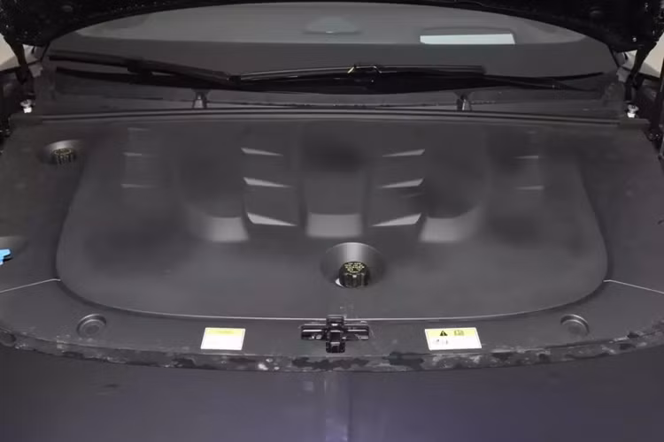 Về sức mạnh, chiếc xe Voyah Passion PHEV 2023 sẽ được trang bị 2 động cơ điện ở phía trước và phía sau, kết hợp với động cơ hybrid đặc biệt xăng, dung tích 1.5 lít có công suất tối đa 100 kilowatt, tổng công suất động cơ là 290 kilowatt và dung lượng pin là 290 kilowatt. 43kWh, đến từ Honeycomb Energy và CLTC pure.