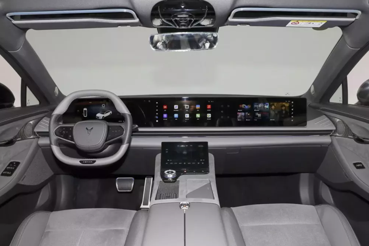 Về phía thân xe, sự khác biệt giữa PHEV và các mẫu thuần điện chủ yếu thể hiện ở bộ vành Voyah Passion PHEV 2023 thể thao hơn với thiết kế đa chấu, trong khi các mẫu thuần điện lại sử dụng vành có khả năng cản gió thấp.