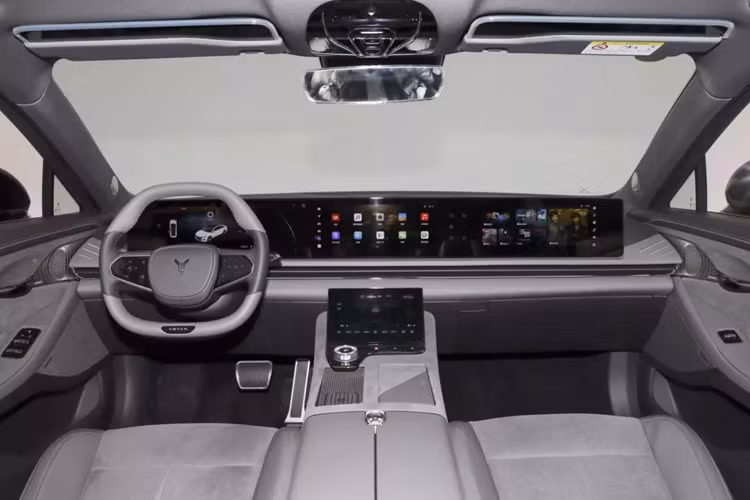 Về phía thân xe, sự khác biệt giữa PHEV và các mẫu thuần điện chủ yếu thể hiện ở bộ vành Voyah Passion PHEV 2023 thể thao hơn với thiết kế đa chấu, trong khi các mẫu thuần điện lại sử dụng vành có khả năng cản gió thấp.