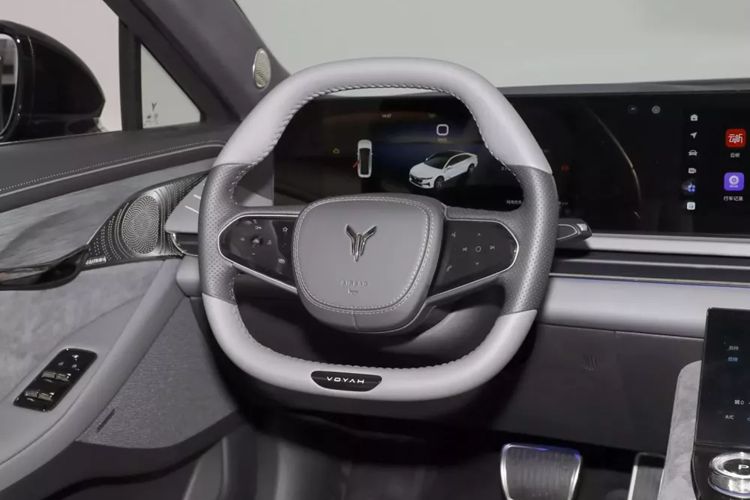 Về mặt lái xe thông minh cao cấp, Voyah Passion PHEV 2023 bao gồm 36 cấu hình lái xe thông minh như lái xe hỗ trợ phi công tốc độ cao từ điểm tới điểm NOA, có thể nhận ra các đường lên và xuống dốc tự động, tự động nhập làn, tránh song song, tránh mép đường và lựa chọn làn đường tối ưu trong các tình huống đường cao tốc đô thị và tốc độ cao cũng như các chức năng thực tế và thường được sử dụng khác.