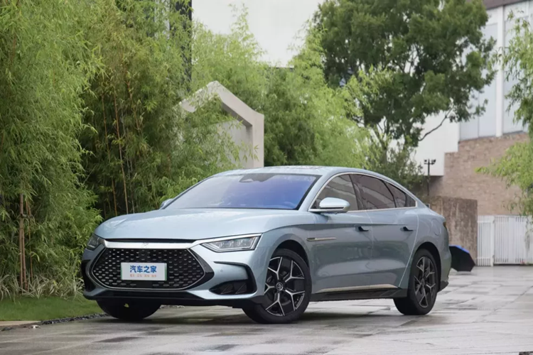 Đối thủ cạnh tranh chính của Voyah Passion PHEV 2023 là BYD Han, xét một cách tương đối thì Han có mức giá rộng hơn, giúp người tiêu dùng có nhiều sự lựa chọn hơn và giá khởi điểm cũng thấp hơn. Còn Voyah Passion PHEV 2023 có phạm vi di chuyển thuần điện dài hơn và thân thiện hơn với những người tiêu dùng gặp khó khăn trong việc sạc pin.