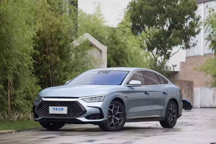 Đối thủ cạnh tranh chính của Voyah Passion PHEV 2023 là BYD Han, xét một cách tương đối thì Han có mức giá rộng hơn, giúp người tiêu dùng có nhiều sự lựa chọn hơn và giá khởi điểm cũng thấp hơn. Còn Voyah Passion PHEV 2023 có phạm vi di chuyển thuần điện dài hơn và thân thiện hơn với những người tiêu dùng gặp khó khăn trong việc sạc pin.