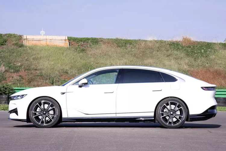 Ngoài ra, hãng xe Voyah sẽ tung ra phiên bản giới hạn Passion PHEV 2023 dành cho các CEO vào năm tới, có giá bán ra từ 358.800 nhân dân tệ, tương đương 1,18 tỷ đồng.