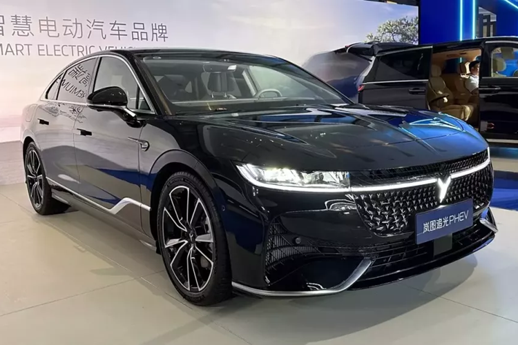 Cụ thể, có tổng cộng 2 mẫu xe sedan Passion PHEV mới được ra mắt ở lần này, giá xe Voyah Passion PHEV 2023 tương ứng lần lượt sẽ là 252.800 nhân dân tệ (tương đương 830 triệu đồng) và 277.800 nhân dân tệ (tương đương 912 triệu đồng).