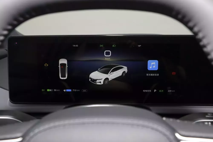 Về nội thất, thiết kế của 2 mẫu xe điện và PHEV giống hệt nhau, Voyah Passion PHEV 2023 có thiết kế màn hình điều khiển trung tâm dạng xuyên suốt, nội thất xe gồm 4 màn hình, trong đó 3 màn hình trên màn hình xuyên suốt và 1 màn hình dưới bảng điều khiển trung tâm.