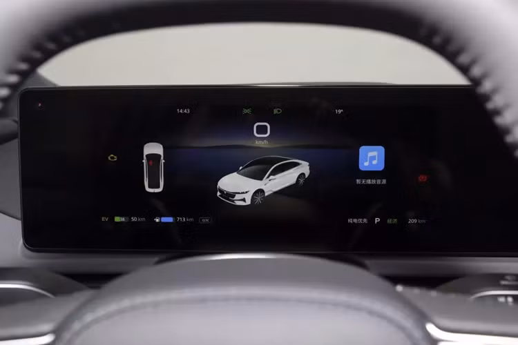 Về nội thất, thiết kế của 2 mẫu xe điện và PHEV giống hệt nhau, Voyah Passion PHEV 2023 có thiết kế màn hình điều khiển trung tâm dạng xuyên suốt, nội thất xe gồm 4 màn hình, trong đó 3 màn hình trên màn hình xuyên suốt và 1 màn hình dưới bảng điều khiển trung tâm.