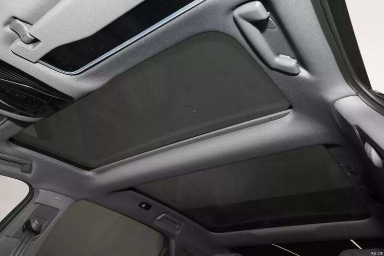 Hàng ghế sau có bảng điều khiển độc lập có thể điều khiển sưởi ghế, thông gió, massage, nhiệt độ điều hòa, một số hàng ghế sau còn được trang bị tựa chân. Voyah Passion PHEV 2023 còn được trang bị cửa sổ trời 2 phần riêng biệt. Cốp xe mới phẳng nhưng không có chỗ để mở rộng.