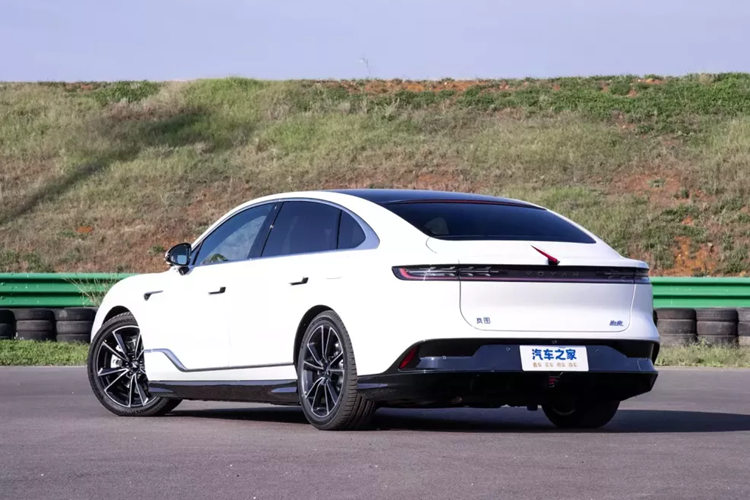 Đến nay, vào tối ngày 5/12, mẫu xe sedan Voyah Passion PHEV 2023 đã chính thức ra mắt, với nhiều chương trình ưu đãi, giá bán chính thức cũng rẻ hơn.