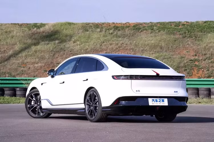 Đến nay, vào tối ngày 5/12, mẫu xe sedan Voyah Passion PHEV 2023 đã chính thức ra mắt, với nhiều chương trình ưu đãi, giá bán chính thức cũng rẻ hơn.