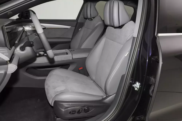 Toàn bộ thân xe mảnh mai, thiết kế phía sau kiểu coupe, hai bên thân xe có nhiều chi tiết trang trí mạ crôm, kích thước cửa sau không hề nhỏ, thể hiện phong cách doanh nhân. Ở kích thước thân xe, chiều dài, chiều rộng và chiều cao của Voyah Passion PHEV 2023 lần lượt là 5088/1970/1505mm, chiều dài cơ sở là 3000mm.