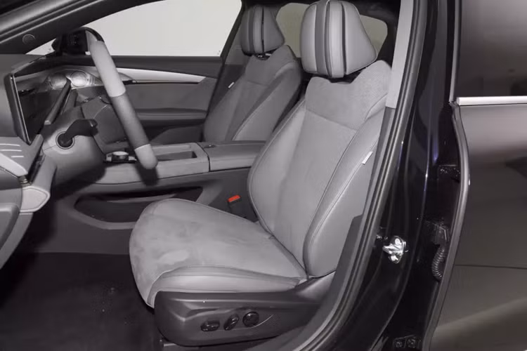 Toàn bộ thân xe mảnh mai, thiết kế phía sau kiểu coupe, hai bên thân xe có nhiều chi tiết trang trí mạ crôm, kích thước cửa sau không hề nhỏ, thể hiện phong cách doanh nhân. Ở kích thước thân xe, chiều dài, chiều rộng và chiều cao của Voyah Passion PHEV 2023 lần lượt là 5088/1970/1505mm, chiều dài cơ sở là 3000mm.