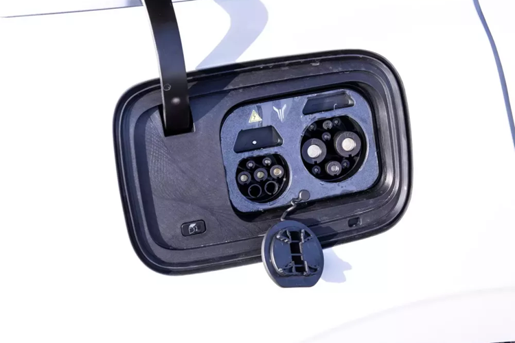 Phạm vi di chuyển bằng điện đạt 262 km, phạm vi di chuyển toàn diện CLTC của động cơ xăng và điện khi kết hợp là 1.260 km. Đáng chú ý là mẫu xe này có mức độ tiêu thụ nhiên liệu chỉ 0,5 lit/100 km, thấp hơn nhiều so với cả xe máy. Voyah Passion PHEV 2023 còn được trang bị hệ thống treo khí nén CDC+ với chức năng thảm thần kỳ.