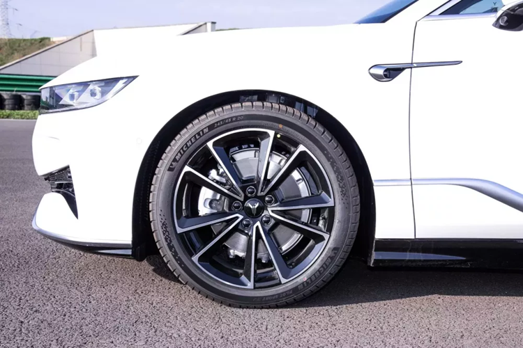 Dải đèn chạy ban ngày trên lưới tản nhiệt trung tâm nối liền với đèn pha bên trái và bên phải, đồng thời, bên trong lưới tản nhiệt trung tâm có bố cục ma trận điểm, gồm các logo Voyah nhỏ, đồng thời logo trung tâm có thể cũng tự mình phát sáng. Đèn pha đen sâu và có hai thấu kính.