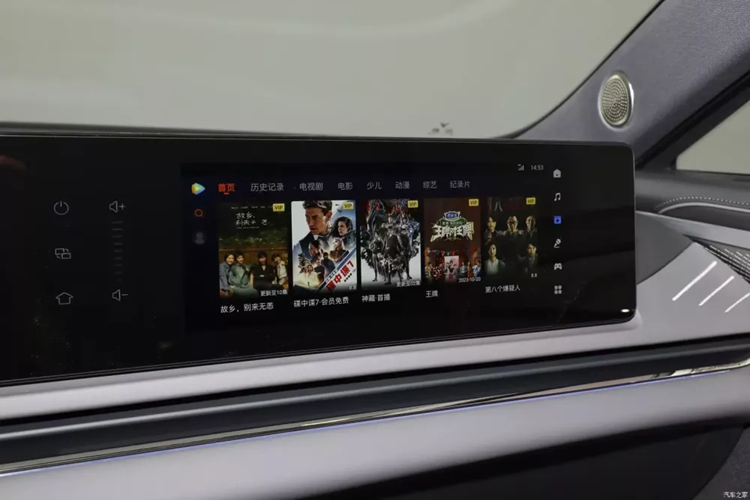 Sự phân công lao động giữa 4 màn hình cũng rất rõ ràng, bảng đồng hồ có thể hiển thị một số trạng thái của xe, màn hình điều khiển trung tâm là màn hình menu chính và cung cấp các chức năng liên quan thường dùng của xe, có khung gầm trong suốt, hành khách màn hình chủ yếu phục vụ giải trí, cung cấp video, radio mạng...