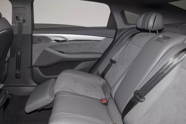 Đuôi xe Voyah Passion PHEV 2023 có thiết kế giống mẫu xe thuần điện, đèn hậu dạng xuyên thấu, hình dáng đèn hậu cũng theo phong cách logo của Voyal, đồng thời ở giữa đuôi có đèn trang trí độc đáo. Cản sau tích hợp bộ khuếch tán năng động.