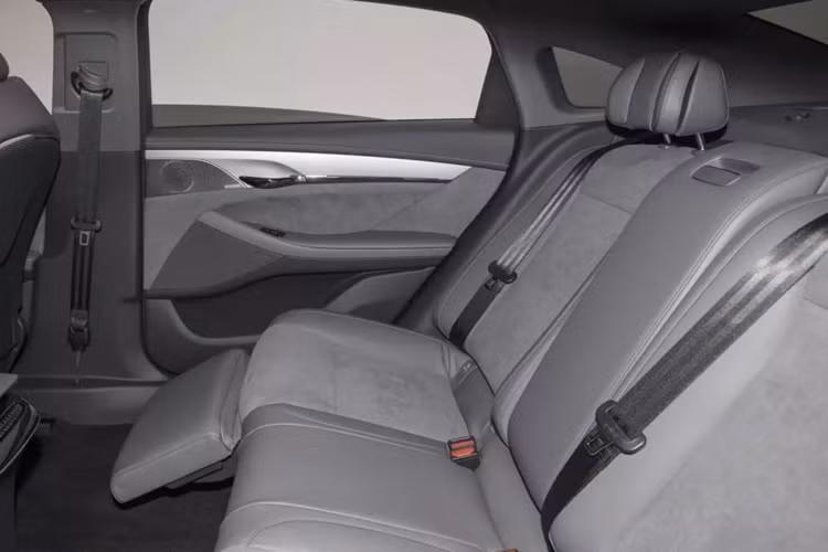 Đuôi xe Voyah Passion PHEV 2023 có thiết kế giống mẫu xe thuần điện, đèn hậu dạng xuyên thấu, hình dáng đèn hậu cũng theo phong cách logo của Voyal, đồng thời ở giữa đuôi có đèn trang trí độc đáo. Cản sau tích hợp bộ khuếch tán năng động.