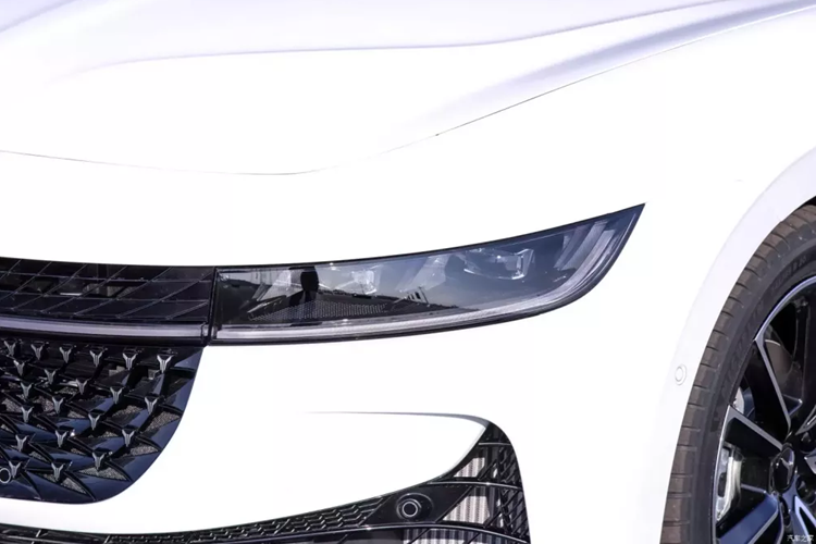 Được biết là kể từ khi bắt đầu mở bán trước tại Triển lãm ô tô Quảng Châu, lượng đặt hàng của Voyah Passion PHEV 2023 đã vượt quá 10.000 chiếc chỉ trong 5 giờ 11 phút. Lúc này, các sản phẩm mới được rao bán của Voyah đều sẽ có mẫu plug-in hybrid.