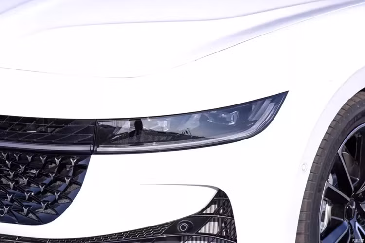 Được biết là kể từ khi bắt đầu mở bán trước tại Triển lãm ô tô Quảng Châu, lượng đặt hàng của Voyah Passion PHEV 2023 đã vượt quá 10.000 chiếc chỉ trong 5 giờ 11 phút. Lúc này, các sản phẩm mới được rao bán của Voyah đều sẽ có mẫu plug-in hybrid.