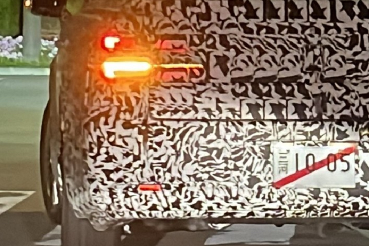 Những chi tiết còn lại của Toyota Century SUV hạng sang đều được giấu kín. Tuy nhiên, có thể thấy rằng xe sẽ được áp dụng phong cách thiết kế không giống bất kỳ mẫu ôtô nào khác của Toyota đang bán ra hiện nay.