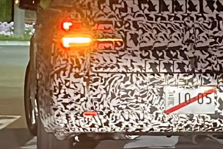 Những chi tiết còn lại của Toyota Century SUV hạng sang đều được giấu kín. Tuy nhiên, có thể thấy rằng xe sẽ được áp dụng phong cách thiết kế không giống bất kỳ mẫu ôtô nào khác của Toyota đang bán ra hiện nay.