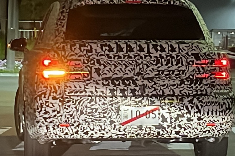 Ngoài ra, Toyota Century SUV còn được trang bị đèn phanh trên cao kéo dài đến hết cánh gió mui. Thiết kế này từng được áp dụng cho mẫu SUV hạng trung Toyota Venza thế hệ mới. Trên cản sau của Toyota Century SUV có vẻ sẽ tích hợp đèn lùi và đèn phản quang. Trong khi đó, nóc xe đi kèm baga nóc và ăng ten vây cá.