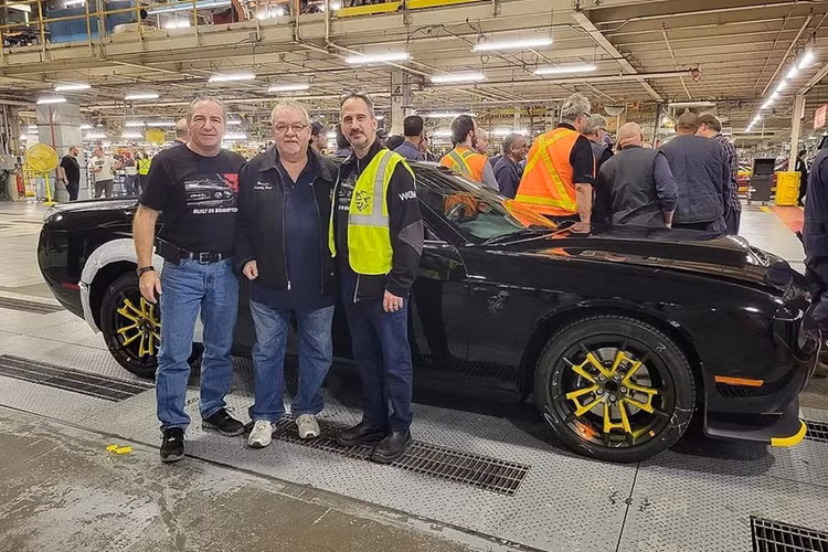 Chiếc xe cơ bắp Dodge Challenger cuối cùng được xuất xưởng thuộc phiên bản hiệu năng cao SRT Demon 170. Xe được hoàn thiện với màu sơn ngoại thất đen Pitch Black với điểm nhấn màu vàng trên một số chi tiết như cản trước, mâm…