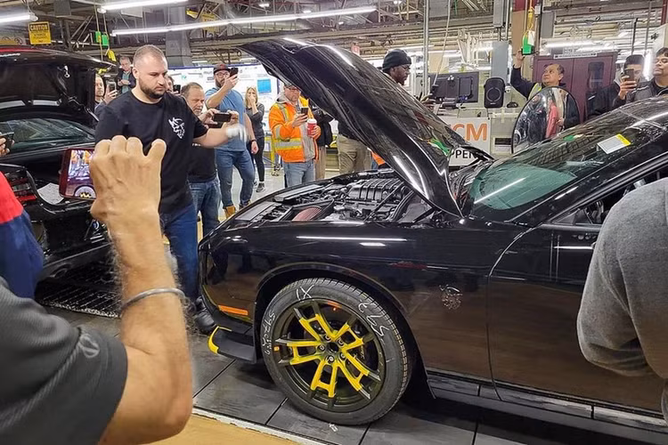 Đây là phiên bản mạnh mẽ nhất của Dodge Challenger nên xe được trang bị khối động cơ siêu nạp V8 dung tích 6.2L, sản sinh công suất tối đa 1.039 mã lực và mô-men xoắn 1.280 Nm khi sử dụng xăng E85. Challenger SRT Demon 170 có khả năng tăng tốc từ 0 lên 97 km/h chỉ trong 1,66 giây.