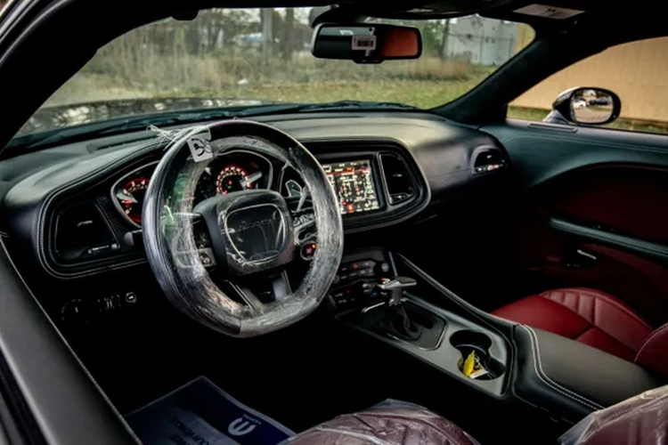 Theo Carscoops, Challenger đang có doanh số bán hàng vượt các đối thủ Ford Mustang và Chevrolet Camaro. Ngay cả trong thời kỳ kinh tế suy thoái, Dodge Challenger vẫn duy trì được doanh số bán hàng ấn tượng.