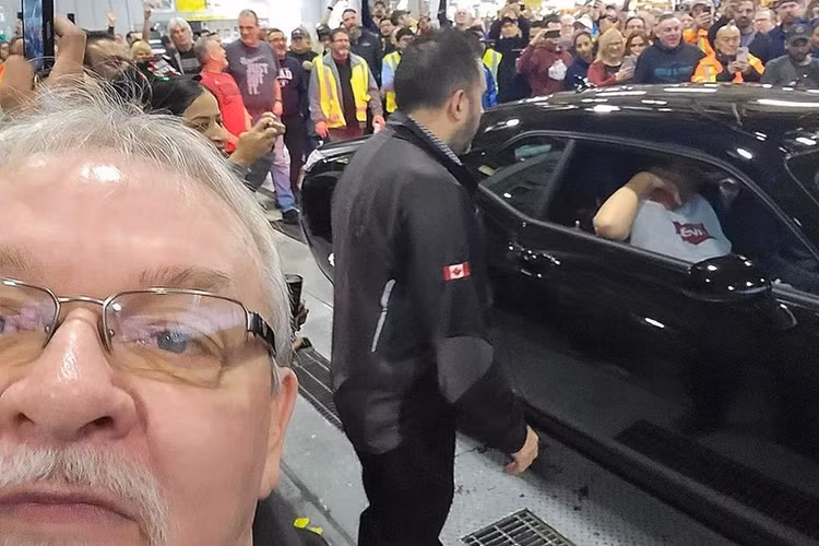 Với đường đua drag, mẫu xe này hoàn thành mất 8,91 giây với tốc độ tối đa 243,28 km/h. Theo nhà thiết kế Ralph Gilles, trong khi thiết kế ngoại thất được giữ khá nguyên vẹn trong suốt nhiều năm, thì công nghệ và nội thất của Challenger đã phát triển đáng kể.