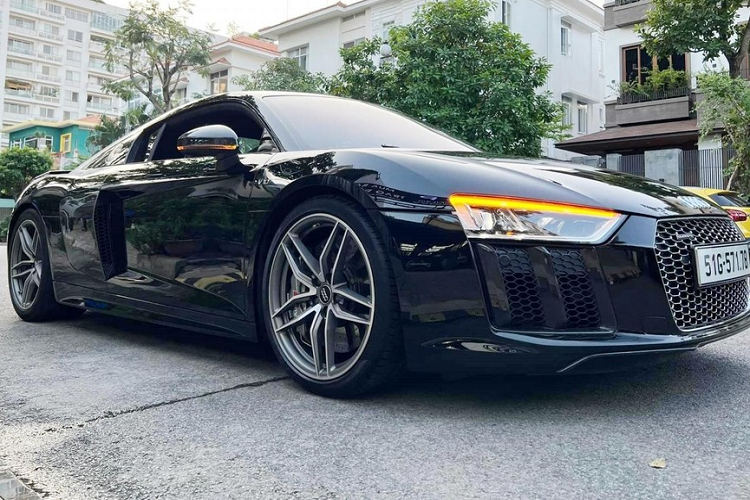 Tại thời điểm mới về nước, giá xe Audi R8 V10 Plus khoảng 15 tỷ đồng sau khi hoàn tất thủ tịc lăn bánh. Tuy nhiên sau 5 năm xe đã hạ giá khá mạnh, chỉ còn từ 8 tỷ đồng, tức giảm giá đến tận 7 tỷ đồng, gần phân nửa giá xe lúc đầu. 