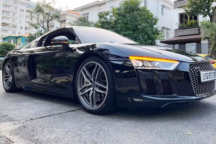 Tại thời điểm mới về nước, giá xe Audi R8 V10 Plus khoảng 15 tỷ đồng sau khi hoàn tất thủ tịc lăn bánh. Tuy nhiên sau 5 năm xe đã hạ giá khá mạnh, chỉ còn từ 8 tỷ đồng, tức giảm giá đến tận 7 tỷ đồng, gần phân nửa giá xe lúc đầu. 