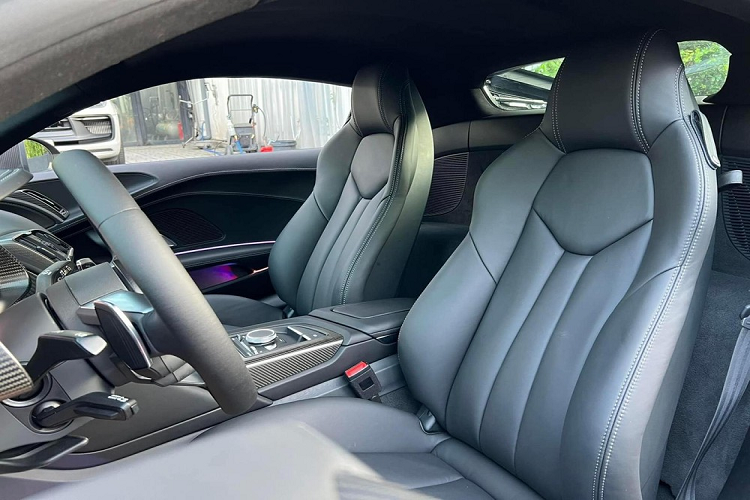 Các chi tiết carbon trên thân xe này còn giúp Audi R8 V10 Plus giảm cân, các chi tiết này có thể thấy trên vỏ gương, nẹp trước và sau của cản, hốc gió bên hông hay các chi tiết ở trong nội thất và khoang máy...