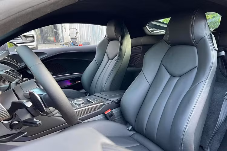 Các chi tiết carbon trên thân xe này còn giúp Audi R8 V10 Plus giảm cân, các chi tiết này có thể thấy trên vỏ gương, nẹp trước và sau của cản, hốc gió bên hông hay các chi tiết ở trong nội thất và khoang máy...