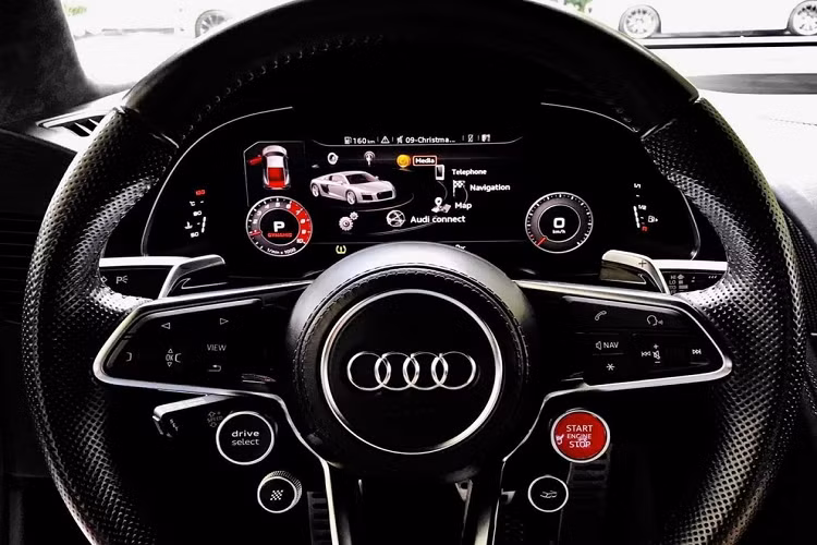 Động cơ kết hợp với hộp số ly hợp kép 7 cấp S-Tronic và hệ dẫn động 4 bánh toàn thời gian danh tiếng của Audi, nhờ đó, siêu xe Audi R8 V10 Plus chỉ mất khoảng thời gian 3,2 giây để tăng tốc lên 100 km/h từ vị trí xuất phát trước khi đạt vận tốc tối đa 330 km/h.