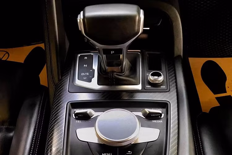 Điểm nhấn ở ngoại hình là bộ mâm 5 chấu đơn sơm màu xám mờ. Ở ngoại hình, Audi R8 V10 Plus có thiết kế mới so với những chiếc siêu xe Audi R8 đời cũ ở đèn pha, lưới tản nhiệt hình tổ ong mạ crôm và hai thanh dựng dọc ở hốc gió trước.