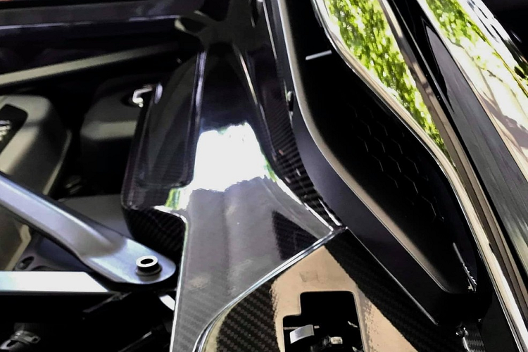 Mở cửa bước vào bên trong khoang lái, nếu như siêu xe Audi R8 V10 Plus màu đỏ sở hữu ghế ngồi thể thao màu đen, phối cùng chỉ may hình thoi màu đỏ nổi bật, thì chiếc R8 V10 Plus màu đen trong bài viết này lại đơn giản hơn nhiều và không hề màu mè.