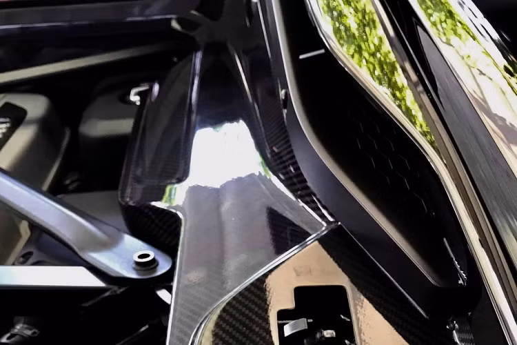 Mở cửa bước vào bên trong khoang lái, nếu như siêu xe Audi R8 V10 Plus màu đỏ sở hữu ghế ngồi thể thao màu đen, phối cùng chỉ may hình thoi màu đỏ nổi bật, thì chiếc R8 V10 Plus màu đen trong bài viết này lại đơn giản hơn nhiều và không hề màu mè.