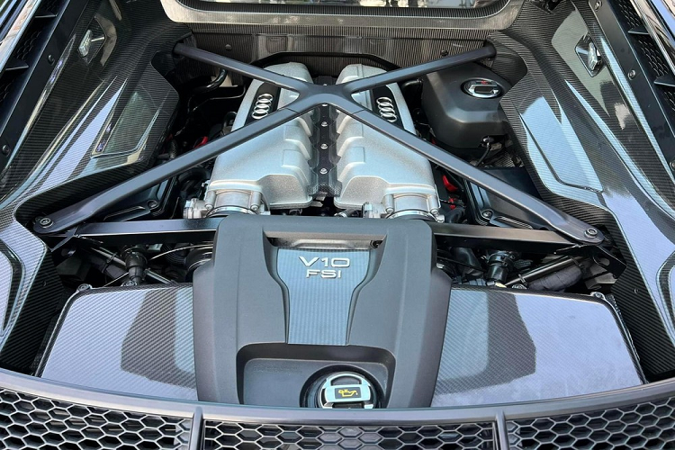 Audi R8 V10 Plus sở hữu dàn âm thanh Bang &amp; Olufsen 13 loa có công suất 550W đáp ứng nhu cầu giải trí cơ bản cho chủ nhân. Xe được trang bị khối động cơ V10, dung tích 5.2 lít, tương tự như phiên bản tiêu chuẩn nhưng đã tinh chỉnh lại nhằm giúp siêu xe R8 V10 Plus đạt công suất tối đa 610 mã lực và mô-men xoắn cực đại 540 Nm.