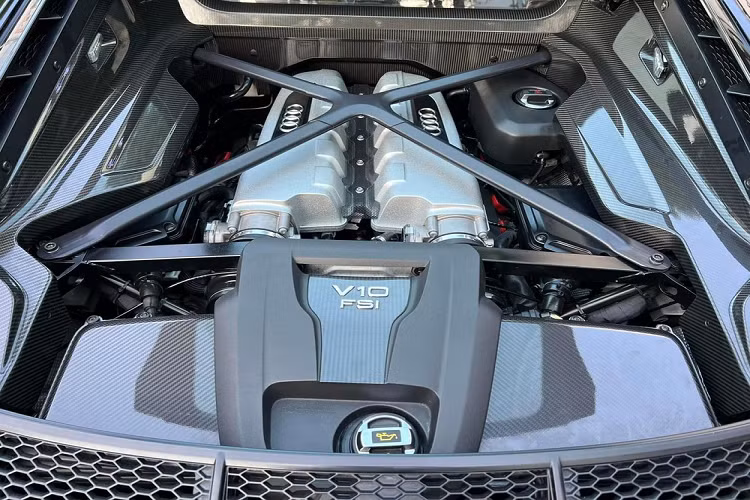 Audi R8 V10 Plus sở hữu dàn âm thanh Bang &amp; Olufsen 13 loa có công suất 550W đáp ứng nhu cầu giải trí cơ bản cho chủ nhân. Xe được trang bị khối động cơ V10, dung tích 5.2 lít, tương tự như phiên bản tiêu chuẩn nhưng đã tinh chỉnh lại nhằm giúp siêu xe R8 V10 Plus đạt công suất tối đa 610 mã lực và mô-men xoắn cực đại 540 Nm.