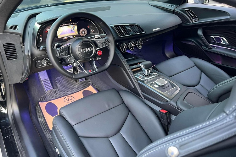 Chỉ phải bỏ ra 8 tỷ đồng để sở hữu Audi R8 V10 Plus có lẽ là món hời lớn cho ai thích trải nghiệm chiếc siêu xe thương mại đầu tiên của hãng xe có logo 4 vòng tròn. Ngoại thất chiếc Audi R8 V10 Plus này có màu đen và còn nhiều chi tiết là carbon, vừa tăng tính thẩm mỹ cho xe.