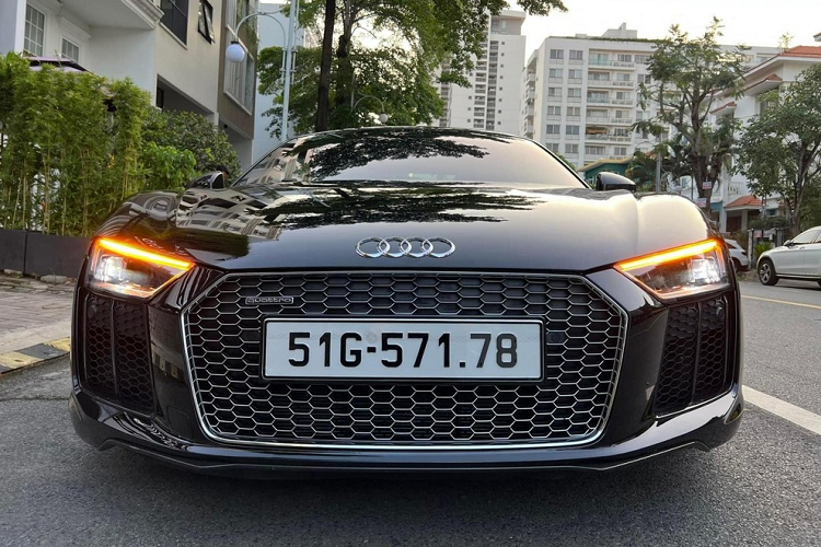 Số lượng dòng siêu xe Audi R8 V10 Plus tại Việt Nam có khoảng 6 chiếc, đa số trong này đều sở hữu màu sơn đỏ, chỉ có đúng 2 chiếc cùng mang ngoại thất màu đen bóng đẹp mắt, hay còn được giới chơi xe gọi là Audi R8 V10 Plus "Batman".