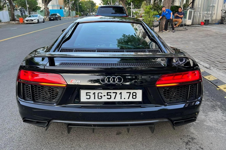 Trong số 2 chiếc siêu xe Audi R8 V10 Plus màu đen được nhập về nước vào giữa năm 2016, có 1 xe khá bí ẩn, vì 2 năm sau đó mới tìm thấy chủ nhân. Người mua cũng là một đại gia khá kín tiếng, vì không phải là dân chơi siêu xe lâu năm, cụ thể chiếc xe đã biển kiểm soát 51G-571.78 vào năm 2018.
