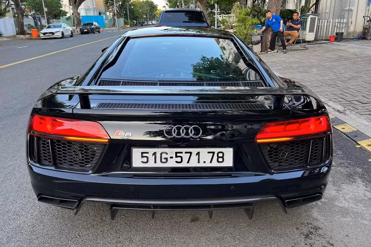 Trong số 2 chiếc siêu xe Audi R8 V10 Plus màu đen được nhập về nước vào giữa năm 2016, có 1 xe khá bí ẩn, vì 2 năm sau đó mới tìm thấy chủ nhân. Người mua cũng là một đại gia khá kín tiếng, vì không phải là dân chơi siêu xe lâu năm, cụ thể chiếc xe đã biển kiểm soát 51G-571.78 vào năm 2018.