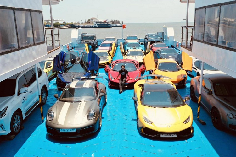 Bên cạnh đó còn có dàn xe thể thao nổi bật với Aston Martin V8 Vantage, Porsche 911 Carrera S, Porsche 911 Targa đều thuộc bản 992, Chevrolet Corvette, BMW 428i và Bentley Continental GT.