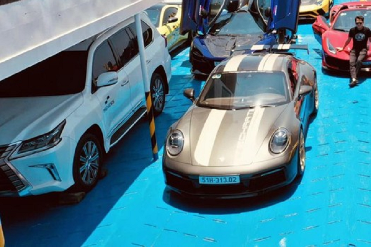 Trong số các siêu xe mà Hoàng Kim Khánh và bạn bè mang ra dảo Phú Quốc lần này ngoài siêu xe triệu đô như McLaren Senna ra còn có các siêu xe đến từ nhiều thương hiệu nổi tiếng như McLaren có 650S Coupe, 720S