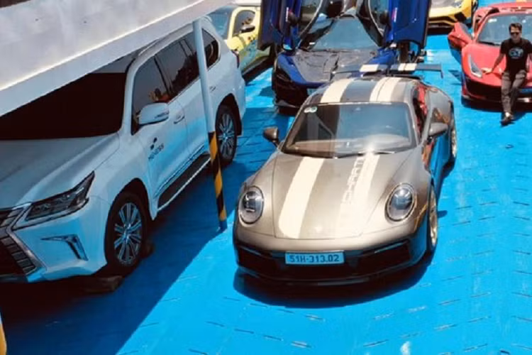 Trong số các siêu xe mà Hoàng Kim Khánh và bạn bè mang ra dảo Phú Quốc lần này ngoài siêu xe triệu đô như McLaren Senna ra còn có các siêu xe đến từ nhiều thương hiệu nổi tiếng như McLaren có 650S Coupe, 720S