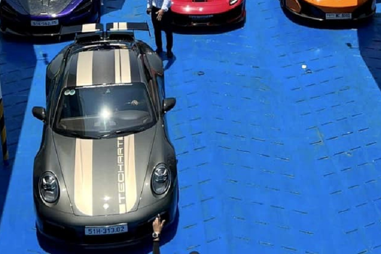 Điều này đã khiến cho không ít người tin rằng chuyến phà này vừa đủ chỗ để phục vụ cho đoàn xe của Hoàng Kim Khánh. Tuy nhiên, nếu bạn tinh ý sẽ thấy có vắng 1 chiếc siêu xe, sẽ là điểm nhấn trong dàn xe này khi góp mặt tại Phú Quốc, đó chính là bom tấn McLaren Senna không xuất hiện trong các bức ảnh được Hoàng Kim Khánh chia sẻ.