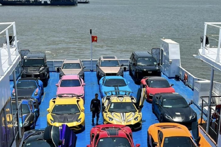 Nhiều người đã rất trông ngóng hình ảnh dàn siêu xe trăm tỷ xếp hàng dài trên phà và đến ngày 6/4, những hình ảnh này cho thấy có tổng cộng 21 chiếc siêu xe xếp hàng chật kín trên chuyến phà Thạnh Thới để đi sang đảo Phú Quốc.