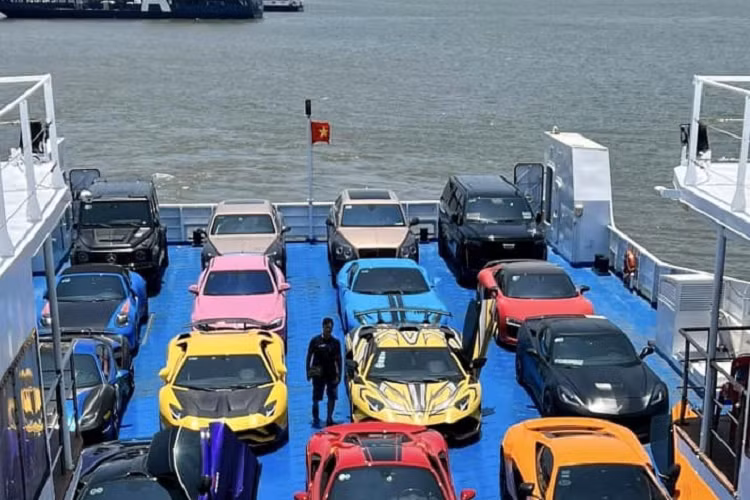 Nhiều người đã rất trông ngóng hình ảnh dàn siêu xe trăm tỷ xếp hàng dài trên phà và đến ngày 6/4, những hình ảnh này cho thấy có tổng cộng 21 chiếc siêu xe xếp hàng chật kín trên chuyến phà Thạnh Thới để đi sang đảo Phú Quốc.